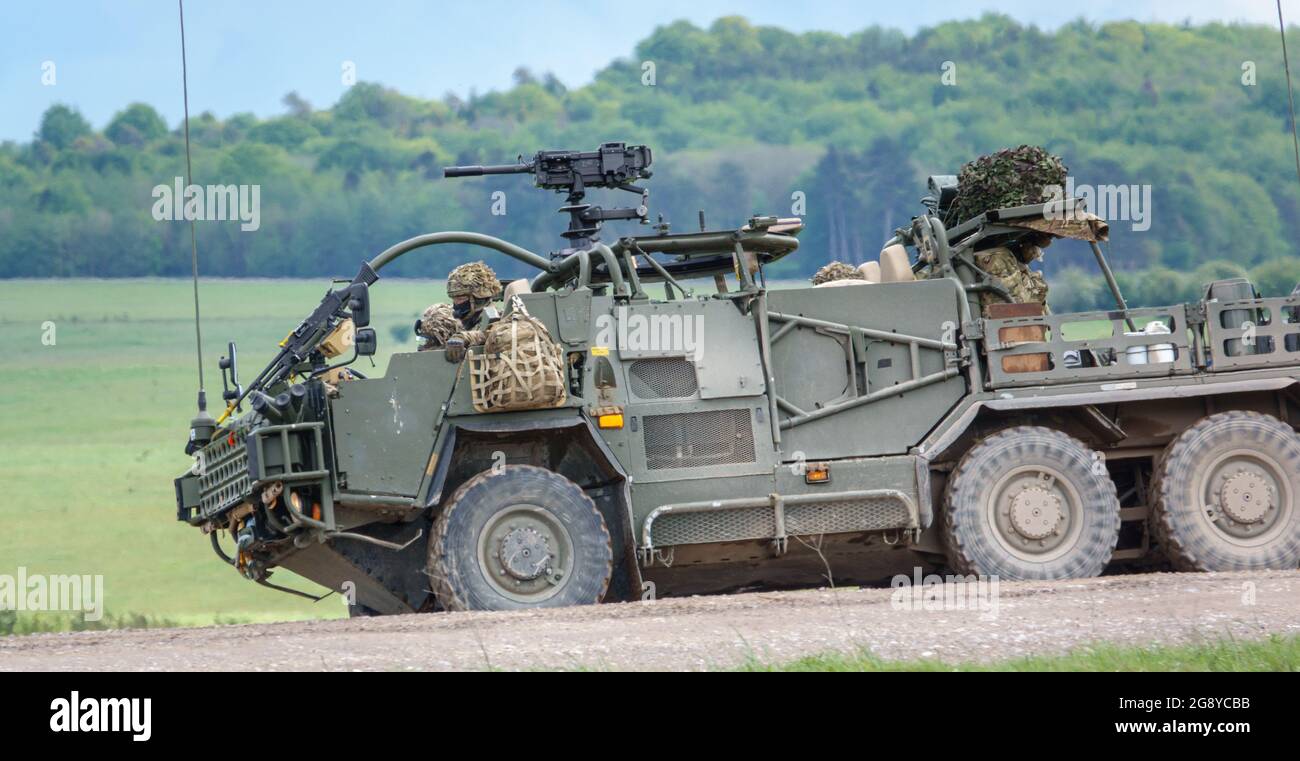 L'esercito britannico Supacat Coyote 6x6 rapido assalto, il supporto del fuoco e veicoli di ricognizione in azione su un addestramento militare di battaglia, Wiltshire Regno Unito Foto Stock