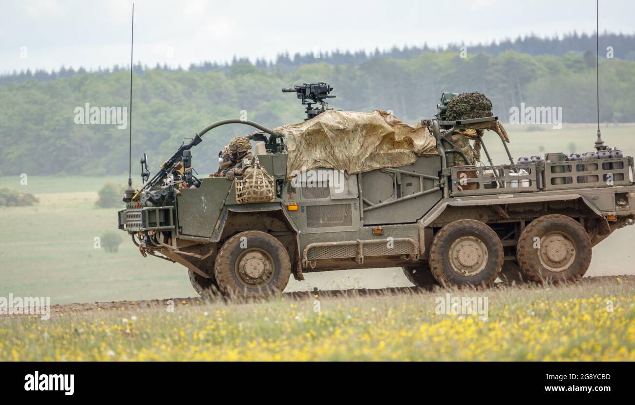 L'esercito britannico Supacat Coyote 6x6 rapido assalto, il supporto del fuoco e veicoli di ricognizione in azione su un addestramento militare di battaglia, Wiltshire Regno Unito Foto Stock