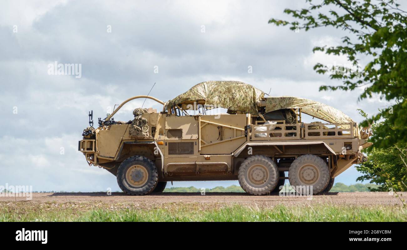 L'esercito britannico Supacat Coyote 6x6 rapido assalto, il supporto del fuoco e veicoli di ricognizione in azione su un addestramento militare di battaglia, Wiltshire Regno Unito Foto Stock