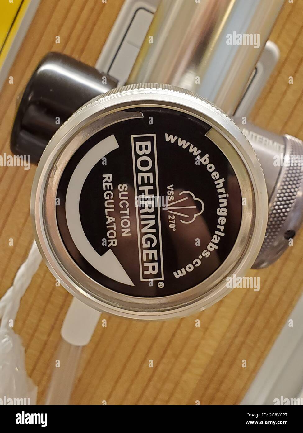 STATI UNITI. 18 Apr 2021. Primo piano di un logo Boehringer Ingelheim su un regolatore di aspirazione in un ambiente medico a San Francisco, California, 18 aprile 2021. (Foto di Smith Collection/Gado/Sipa USA) Credit: Sipa USA/Alamy Live News Foto Stock