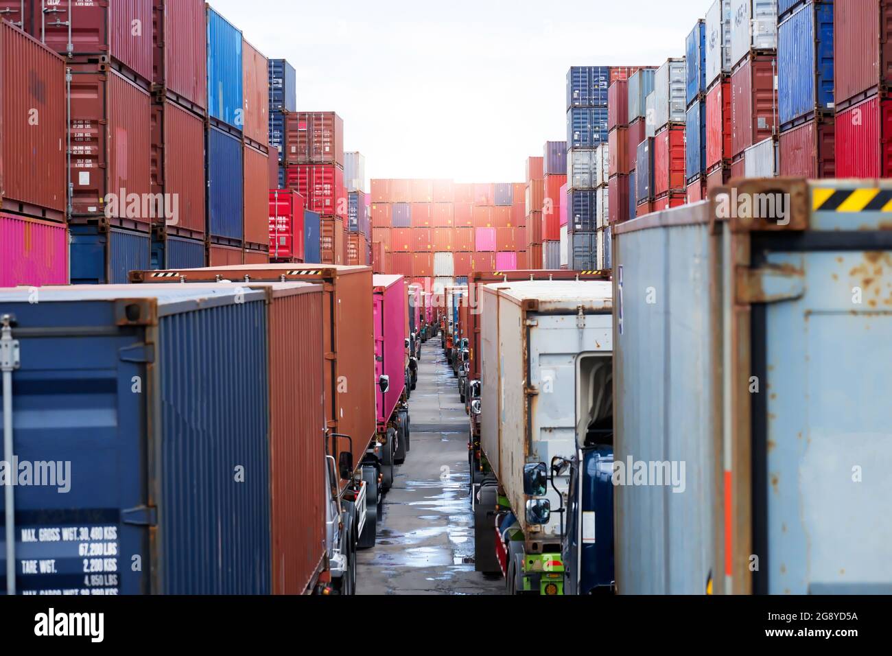 i camion che lo aspettano per attraccare la vista di trasporto Foto Stock