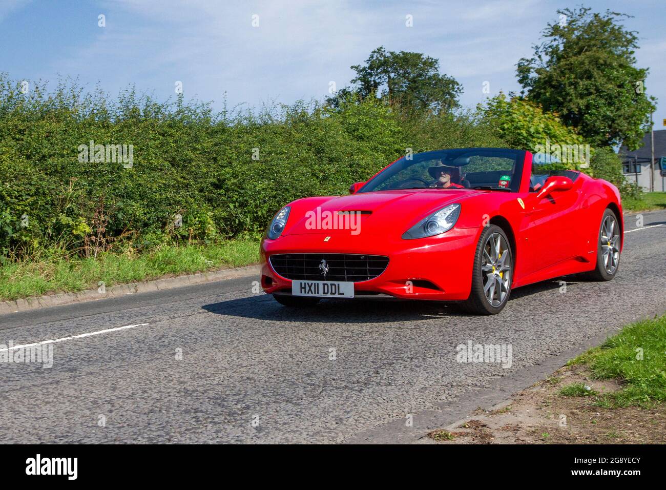 2011 rosso Ferrari 2 più 2 7 cucito automatico cabrio, in viaggio per Capesthorne Hall Classic luglio mostra auto, Cheshire, Regno Unito Foto Stock