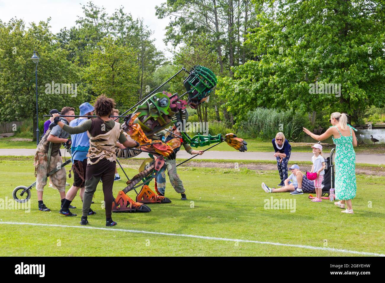 Poole, Dorset, Regno Unito. 23 luglio 2021. EKO il gigante del mare è un burattino alto 4 metri gestito da 5 burattini di classe mondiale e ballerini contemporanei dal Teatro Autin Dance. ‘out of the Deep Blue', una rappresentazione teatrale all'aperto, racconta la magica storia di EKO che sorge dal profondo oceano e incontra, sulla riva, una bambina chiamata Violet. Si immerge nei temi dell'emergenza climatica e della crisi della biodiversità utilizzando il teatro di danza e il movimento per raccontare la storia a Poole Park da PDSW. Credit: Autin Dance Theatre ‘out of the Deep Blue' - permesso ricevuto da Johnny Autin Foto Stock