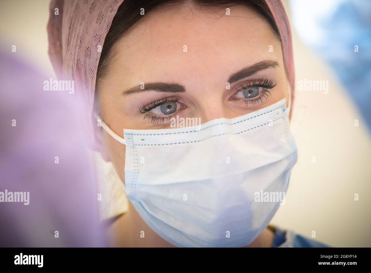 Hannah Spence, infermiera qualificata e estetista Foto Stock