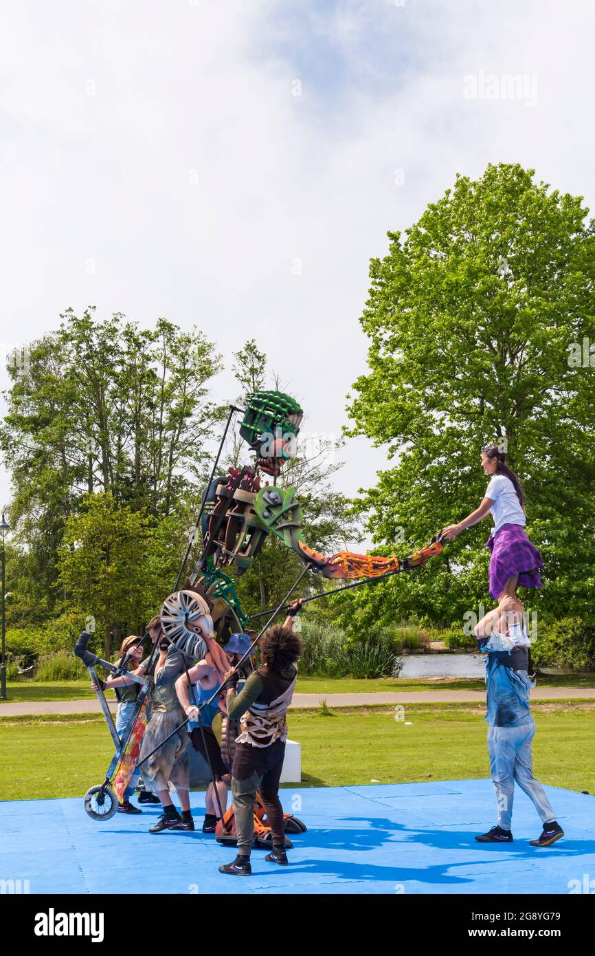 Poole, Dorset, Regno Unito. 23 luglio 2021. EKO il gigante del mare è un burattino alto 4 metri gestito da 5 burattini di classe mondiale e ballerini contemporanei dal Teatro Autin Dance. ‘out of the Deep Blue', una rappresentazione teatrale all'aperto, racconta la magica storia di EKO che sorge dal profondo oceano e incontra, sulla riva, una bambina chiamata Violet. Si immerge nei temi dell'emergenza climatica e della crisi della biodiversità utilizzando il teatro di danza e il movimento per raccontare la storia a Poole Park da PDSW. Credit: Autin Dance Theatre ‘out of the Deep Blue' - permesso ricevuto da Johnny Autin Foto Stock