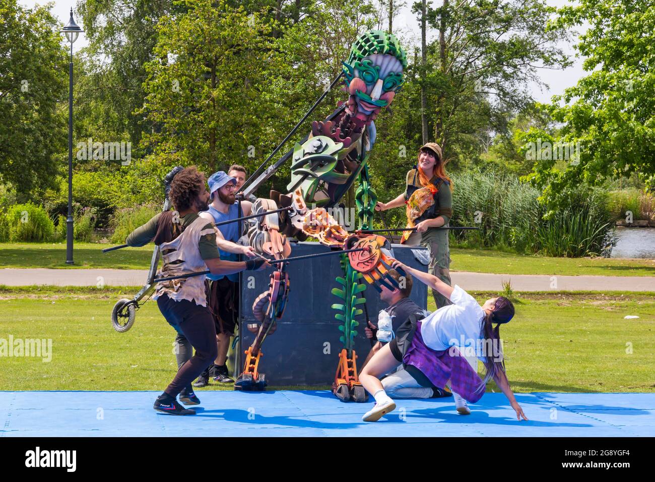 Poole, Dorset, Regno Unito. 23 luglio 2021. EKO il gigante del mare è un burattino alto 4 metri gestito da 5 burattini di classe mondiale e ballerini contemporanei dal Teatro Autin Dance. ‘out of the Deep Blue', una rappresentazione teatrale all'aperto, racconta la magica storia di EKO che sorge dal profondo oceano e incontra, sulla riva, una bambina chiamata Violet. Si immerge nei temi dell'emergenza climatica e della crisi della biodiversità utilizzando il teatro di danza e il movimento per raccontare la storia a Poole Park da PDSW. Credit: Autin Dance Theatre ‘out of the Deep Blue' - permesso ricevuto da Johnny Autin Foto Stock