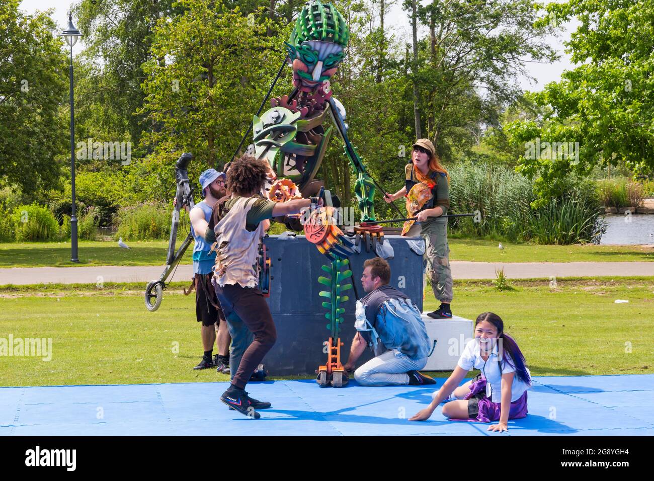 Poole, Dorset, Regno Unito. 23 luglio 2021. EKO il gigante del mare è un burattino alto 4 metri gestito da 5 burattini di classe mondiale e ballerini contemporanei dal Teatro Autin Dance. ‘out of the Deep Blue', una rappresentazione teatrale all'aperto, racconta la magica storia di EKO che sorge dal profondo oceano e incontra, sulla riva, una bambina chiamata Violet. Si immerge nei temi dell'emergenza climatica e della crisi della biodiversità utilizzando il teatro di danza e il movimento per raccontare la storia a Poole Park da PDSW. Credit: Autin Dance Theatre ‘out of the Deep Blue' - permesso ricevuto da Johnny Autin Foto Stock