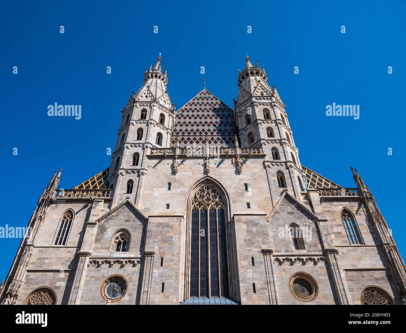 Cattedrale di Santo Stefano o Stephansdom a Vienna, Austria, fronte Ovest con torri romaniche. Foto Stock