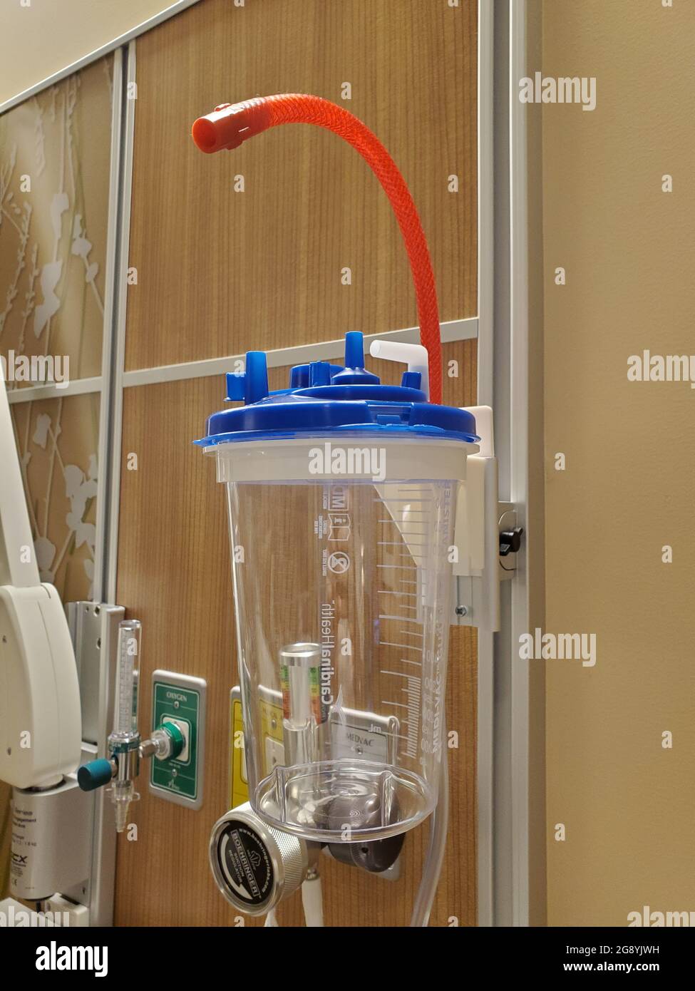 Primo piano angolato di un sistema di gestione dei fluidi, con un contenitore Cardinal Health e un regolatore Boehringer Ingelheim, fissato a un'unità a parete in un ambiente medico a San Francisco, California, 18 aprile 2021. (Foto di Smith Collection/Gado/Sipa USA) Foto Stock