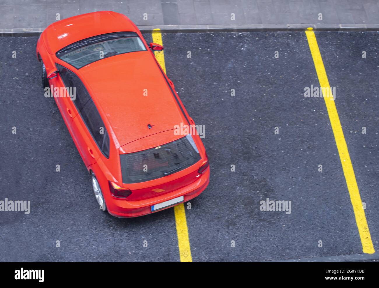 Vista dall'alto di un'auto parcheggiata in modo errato Foto Stock