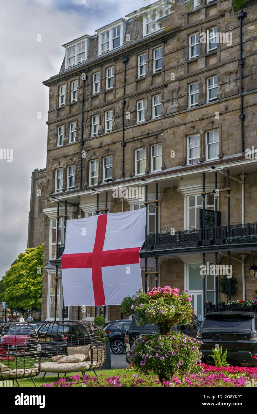 Bandiera dell'Inghilterra davanti allo Yorkshire Hotel durante il Campionato di Calcio UEFA Europe, Harrogate, North Yorkshire, Inghilterra, Regno Unito. Foto Stock