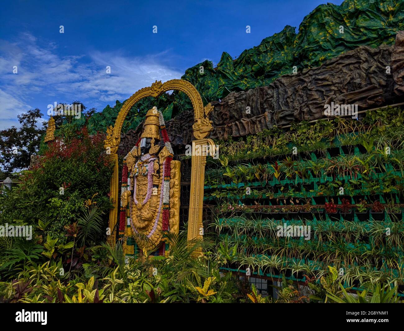 Beautiful Lord Sri Venkateshwara idol murale lavoro attrazione turistica, Tirupati, Andhra Pradesh, India-luglio 10.2021 Foto Stock