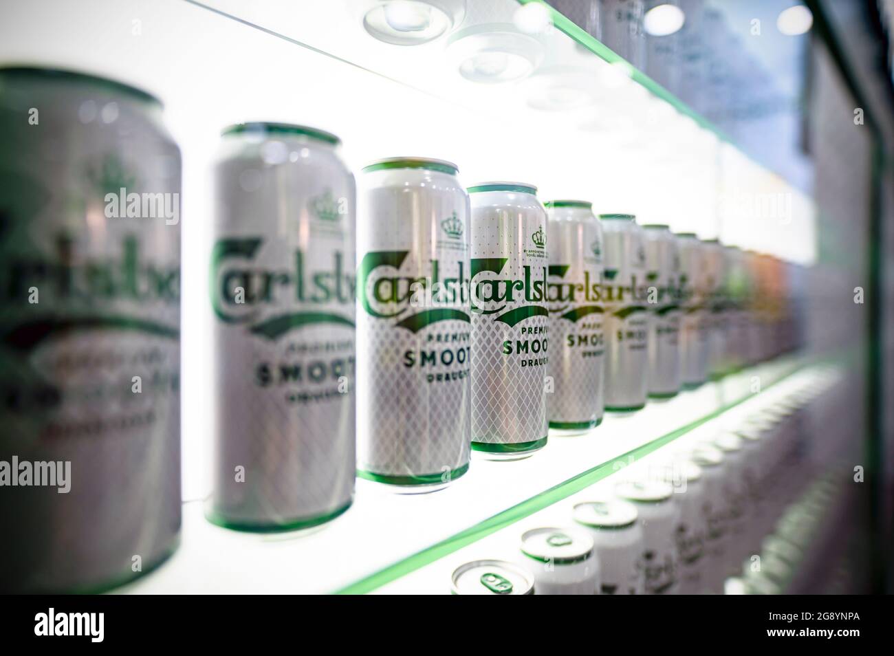 Carlsberg ha installato il loro concept store a Discovery Bay, Hong Kong, che è il primo nel suo genere a Hong Kong con un muro di Carlsberg come caratteristica. Foto Stock