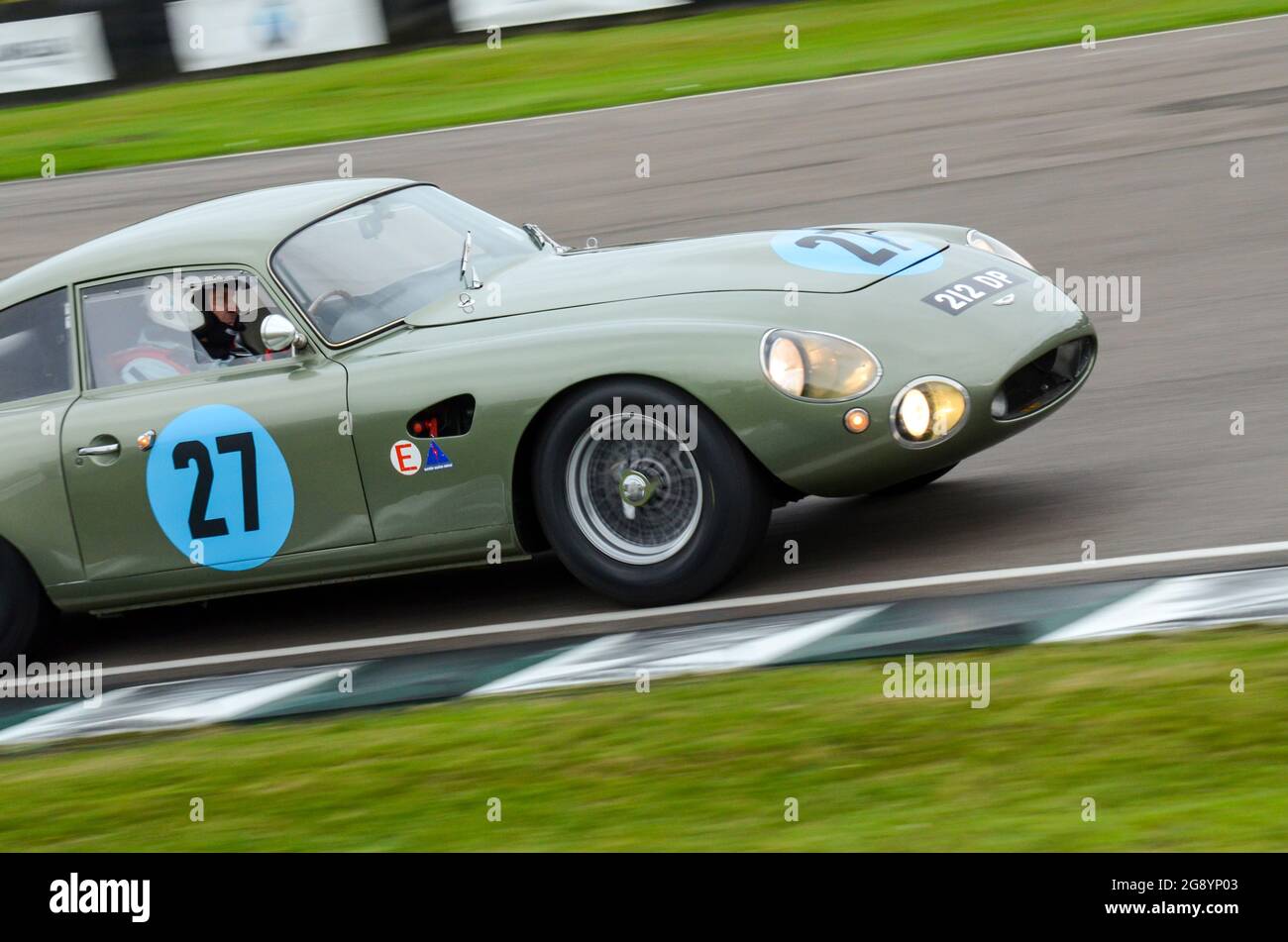 Aston Martin DP212 gara auto in un Wet RAC Tourist Trophy al Goodwood Revival storico evento, Regno Unito. Registrazione 212 DP. Prototipo di auto sportiva Foto Stock