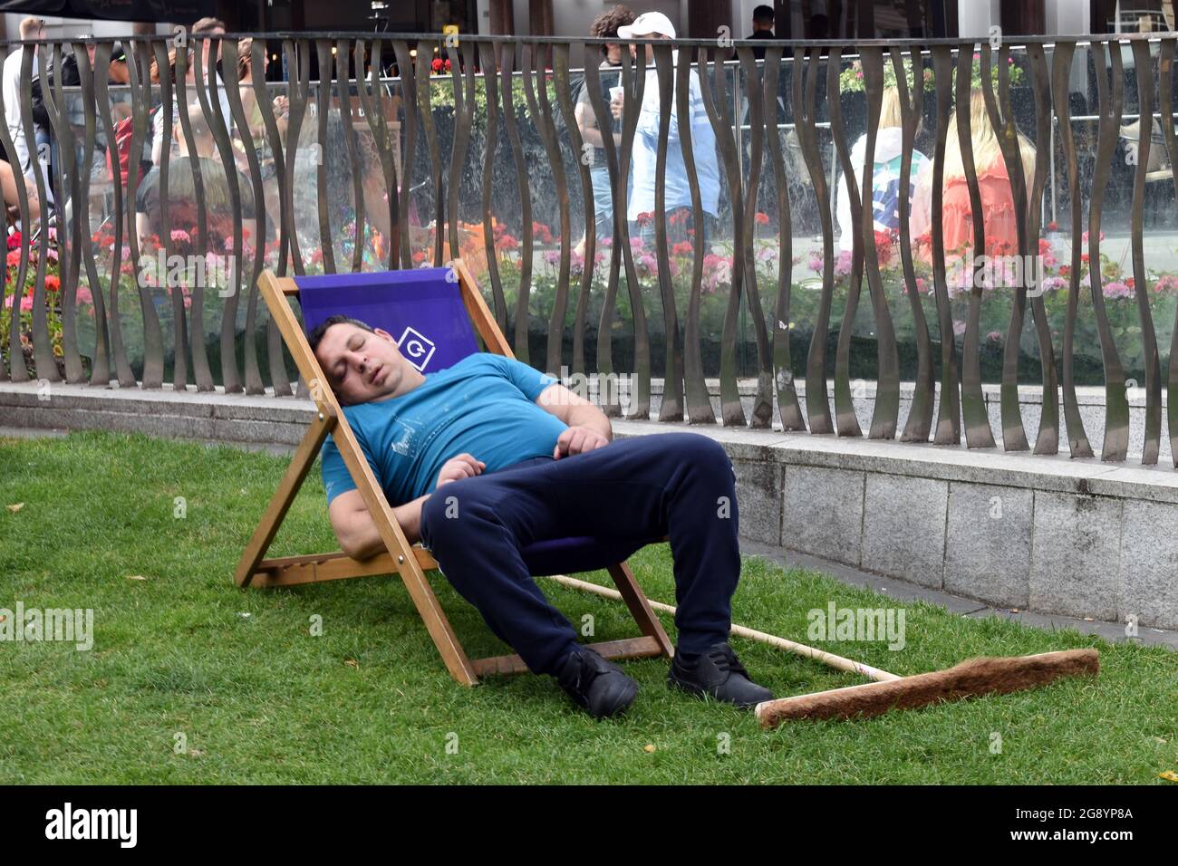 Londra, Regno Unito. 23 luglio 2021. Rilassatevi a Leicester Square Londra mentre l'onda di calore continua. Credit: JOHNNY ARMSTEAD/Alamy Live News Foto Stock