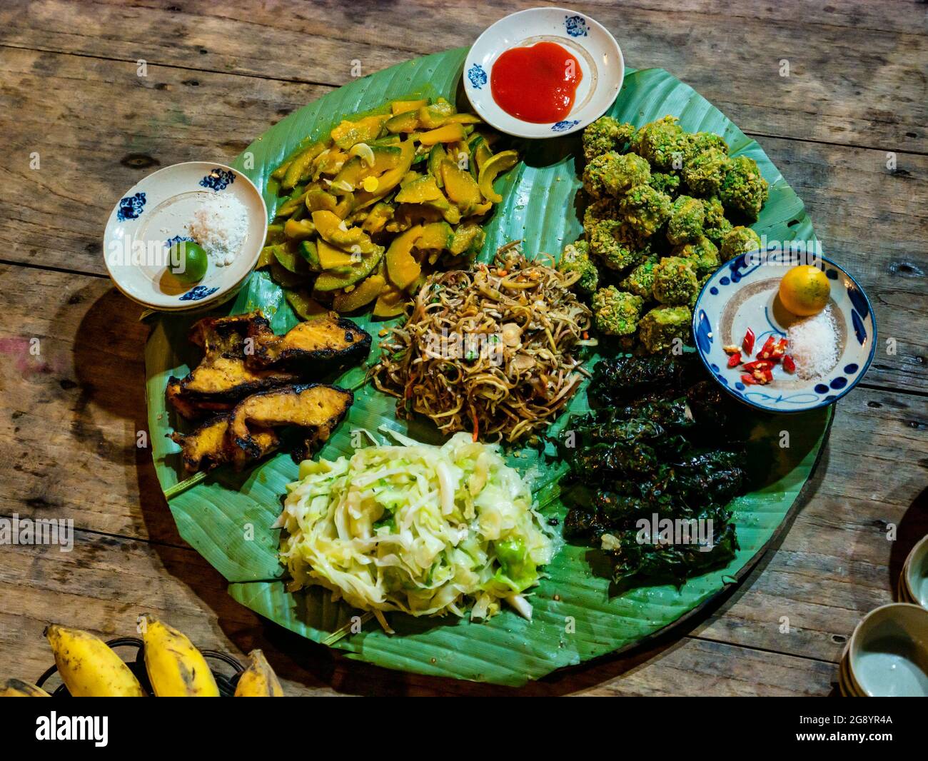 Il vietnamita cibo servito al Thai Hai villaggio etnico tradizionale stile di vita Thai Nguyen, Provincia del Vietnam settentrionale, Asia Foto Stock