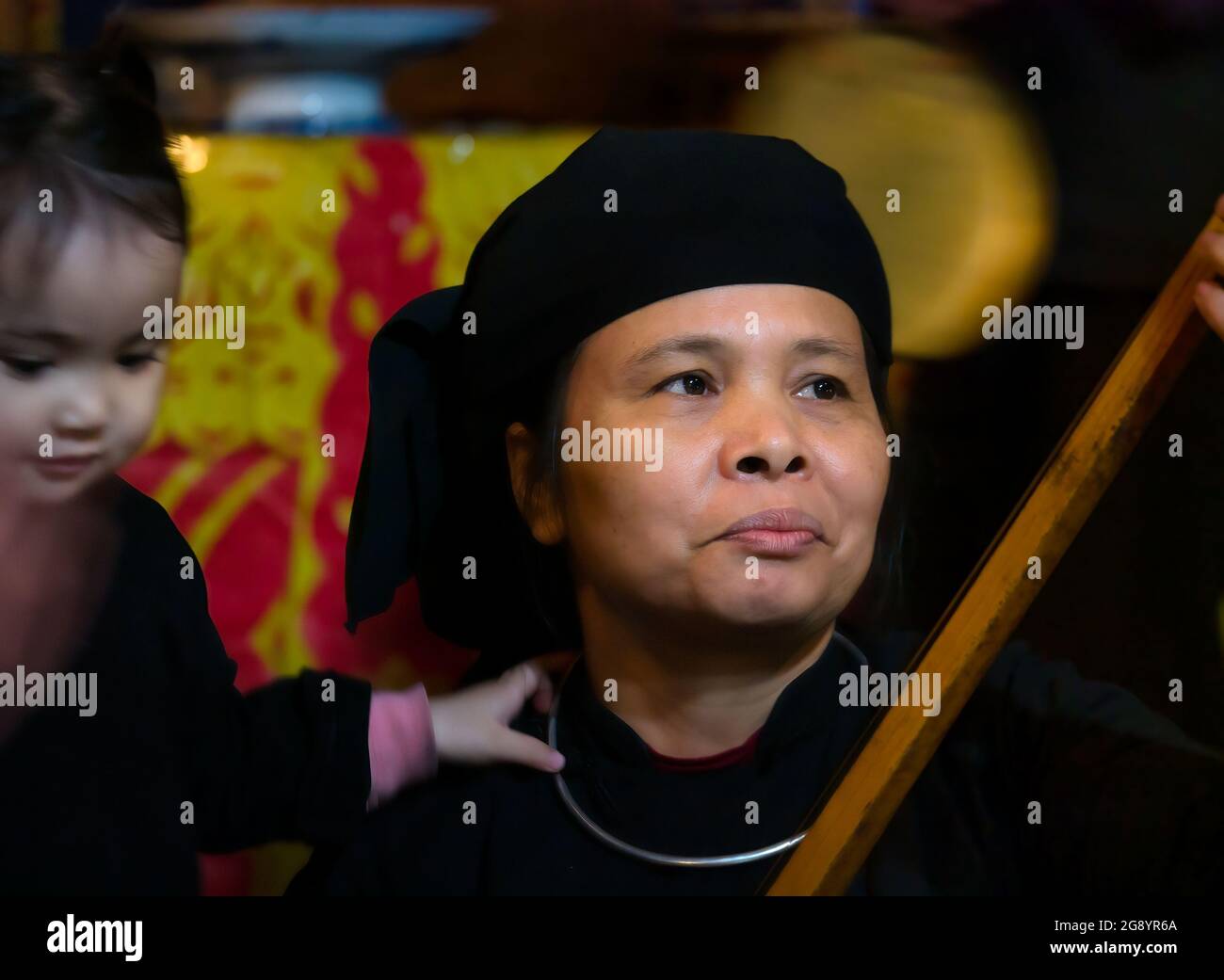 Donna anziana che suona musica tradizionale su liuto al villaggio etnico Thai Hai, provincia tailandese Nguyen, Vietnam del Nord, Asia Foto Stock