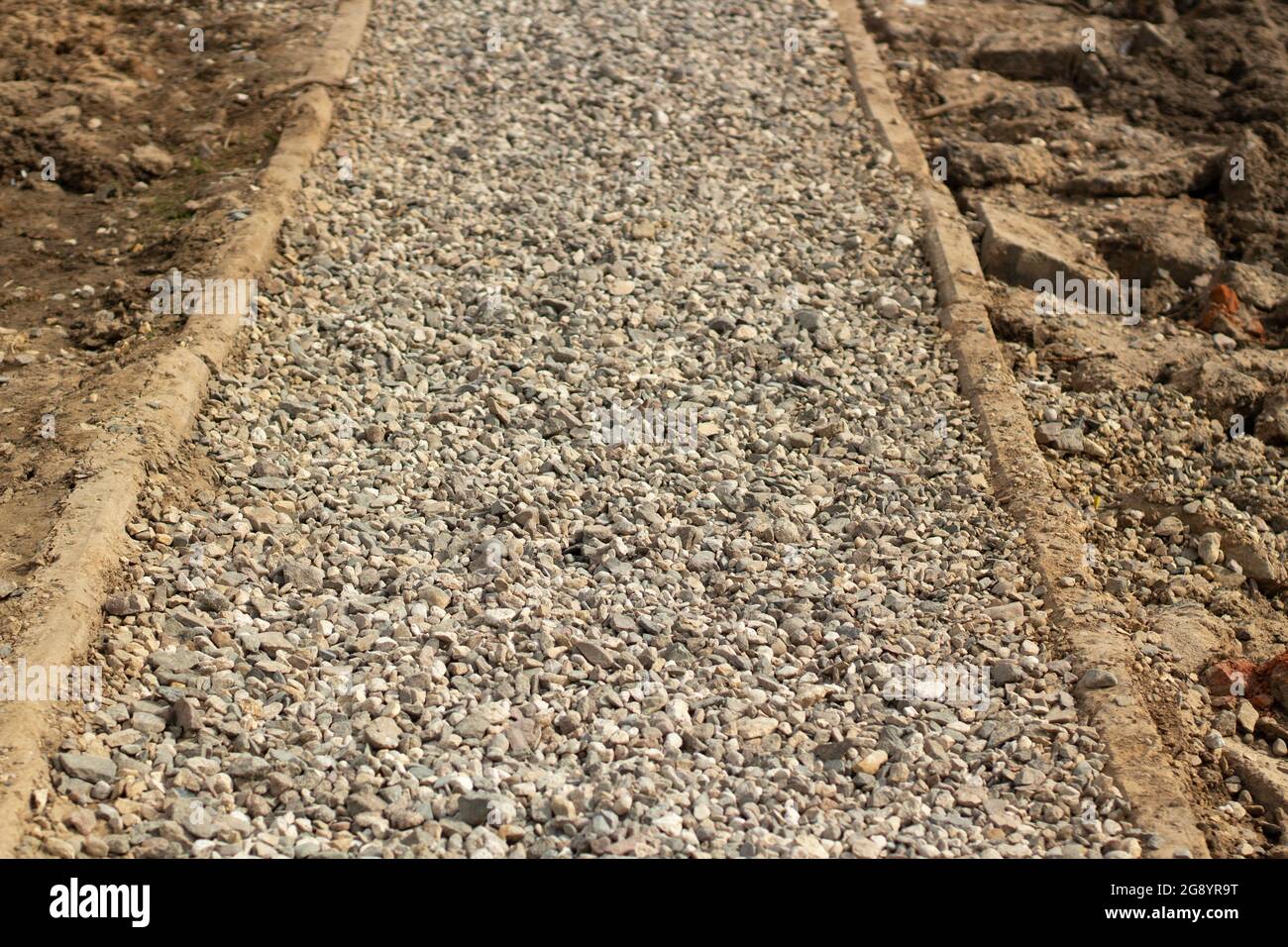 Le macerie sono sulla strada. Riparazioni su strada. Una piccola pietra è come un cuscino per asfalto. Foto Stock