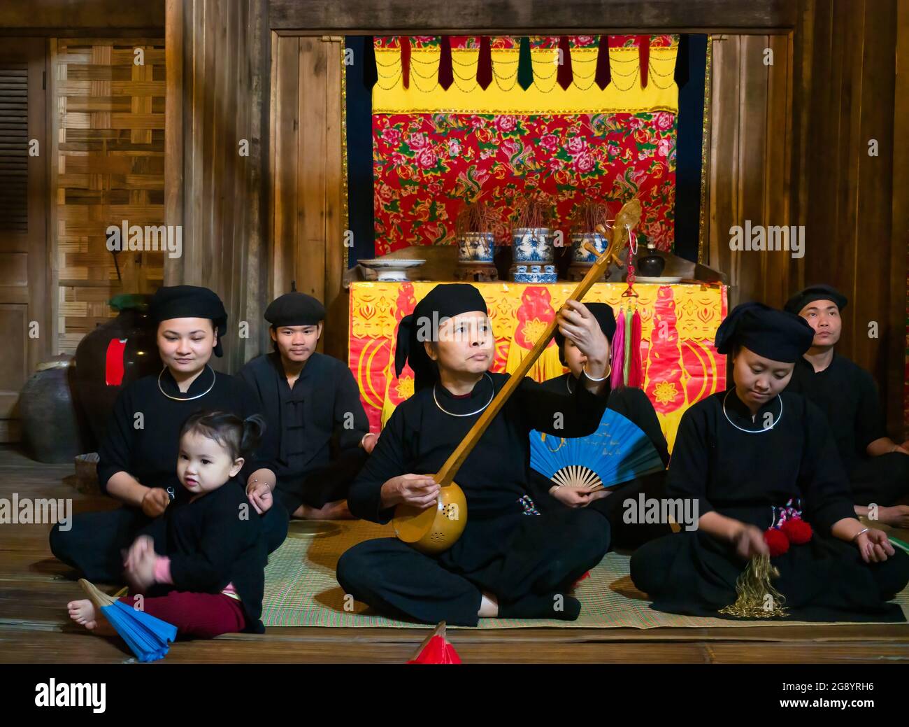 Famiglia riproduzione di musica tradizionale al Thai Hai villaggio etnico, Thai Nguyen, Provincia del Vietnam settentrionale, Asia Foto Stock