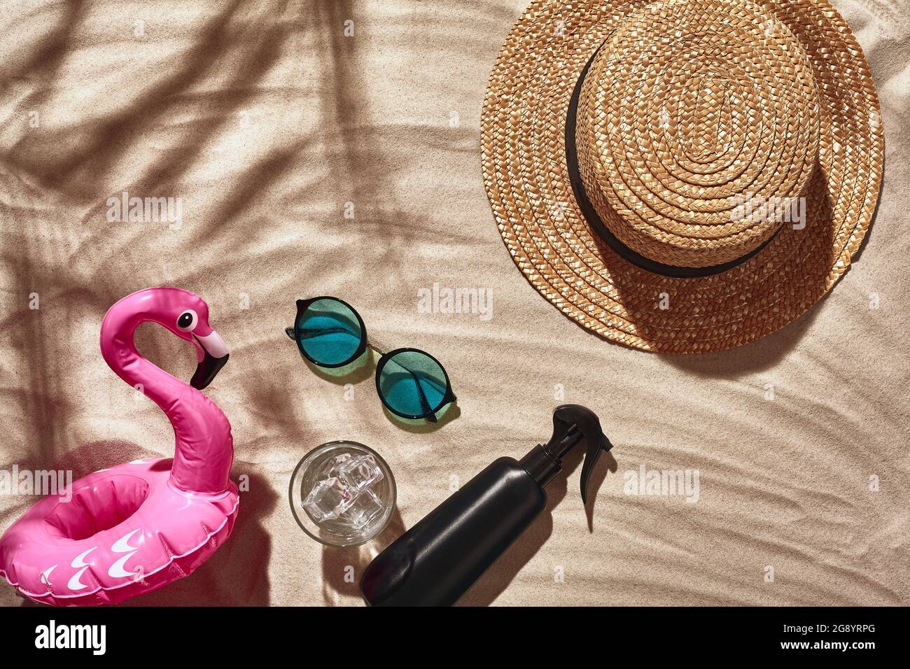 Gli accessori per le vacanze dei viaggiatori sono disposti su una sabbia bianca della spiaggia. Disposizione piatta, vista dall'alto. Foto Stock