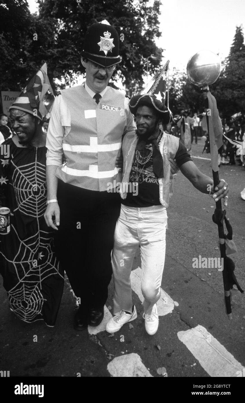 Handsworth Carnival a Birmingham UK 1988 PC Colin Pearson con i festaioli Foto Stock