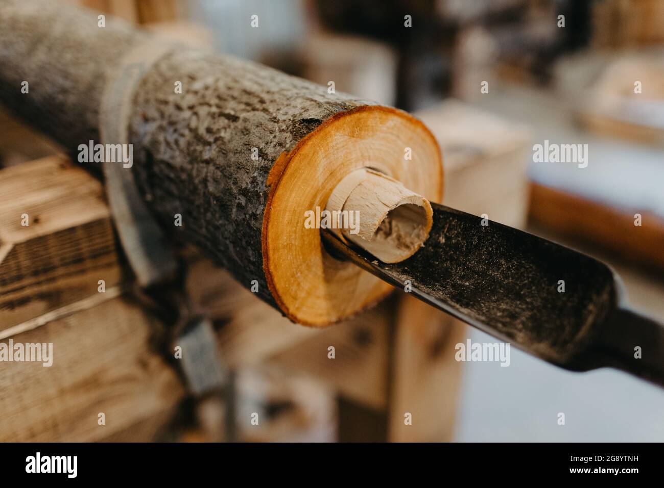 Lavorazione del legno, realizzazione di tubi in legno, didgeridoo Foto Stock