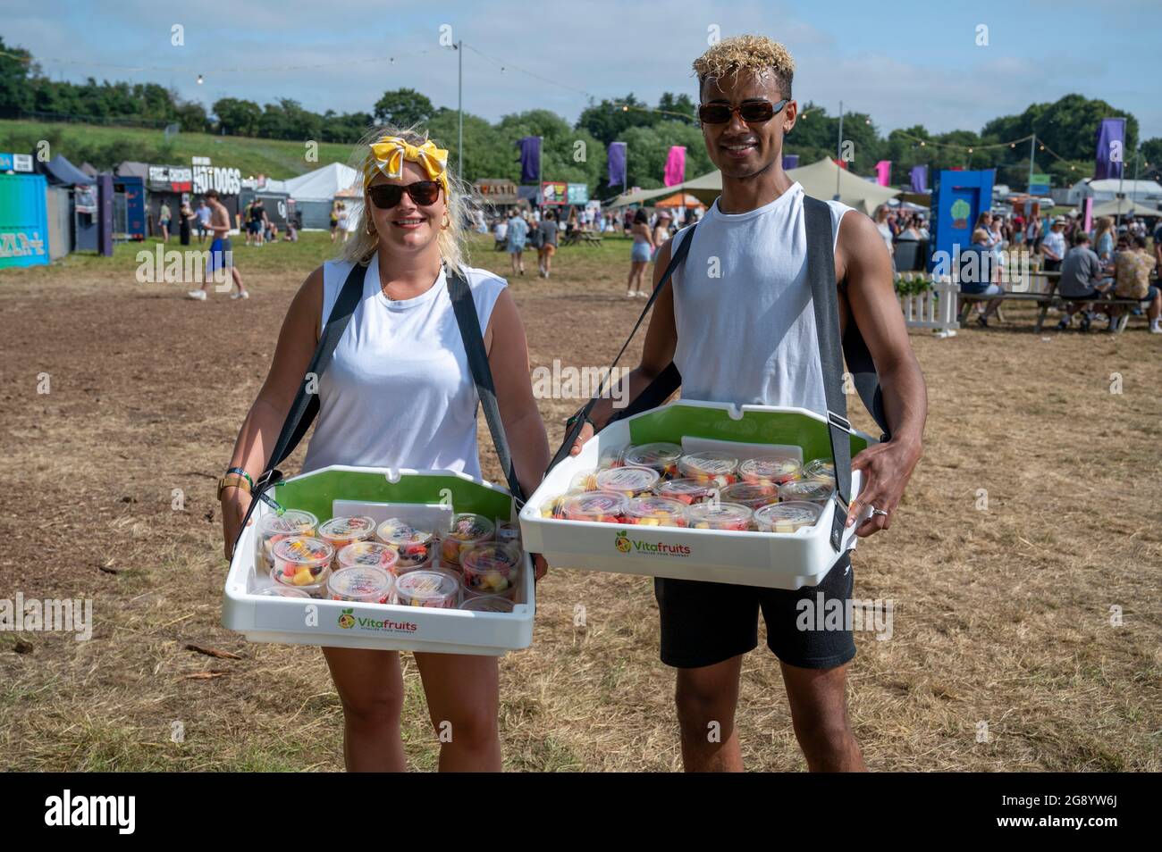 Standon, Hertfordshire, Regno Unito. 23 luglio 2021. La gente apprezza il festival musicale Standon Calling che si svolge questo fine settimana. Si tratta di uno dei primi festival che si tengono dopo il rilassamento delle restrizioni Covid nel Regno Unito e i partecipanti hanno dovuto sostenere un test di flusso laterale verificato e registrato video come condizione di ingresso. Credit: Julian Eales/Alamy Live News Foto Stock Standon, Hertfordshire, Regno Unito. 23 luglio 2021. La gente apprezza il festival musicale Standon Calling che si svolge questo fine settimana. Si tratta di uno dei primi festival che si tengono dopo il rilassamento delle restrizioni Covid nel Regno Unito e i partecipanti hanno dovuto sostenere un test di flusso laterale verificato e registrato video come condizione di ingresso. Credit: Julian Eales/Alamy Live News Foto Stock