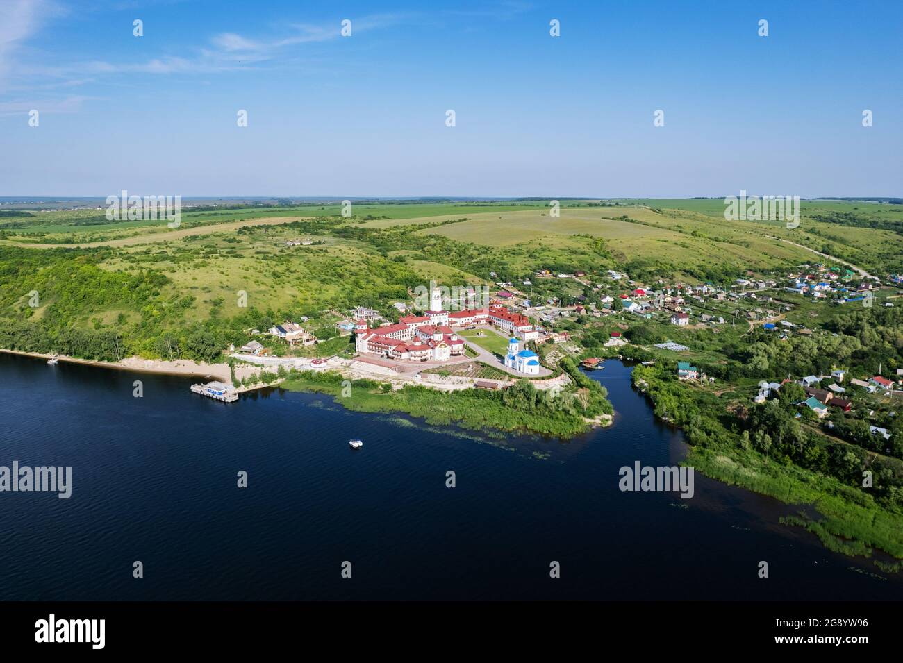 Santa Madre di Dio di Kazan Monastero nel villaggio di Vinnovka sul fiume Volga, Samara Russia vista aerea Foto Stock