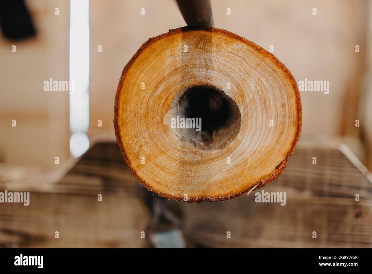 Lavorazione del legno, realizzazione di tubi in legno, didgeridoo Foto Stock