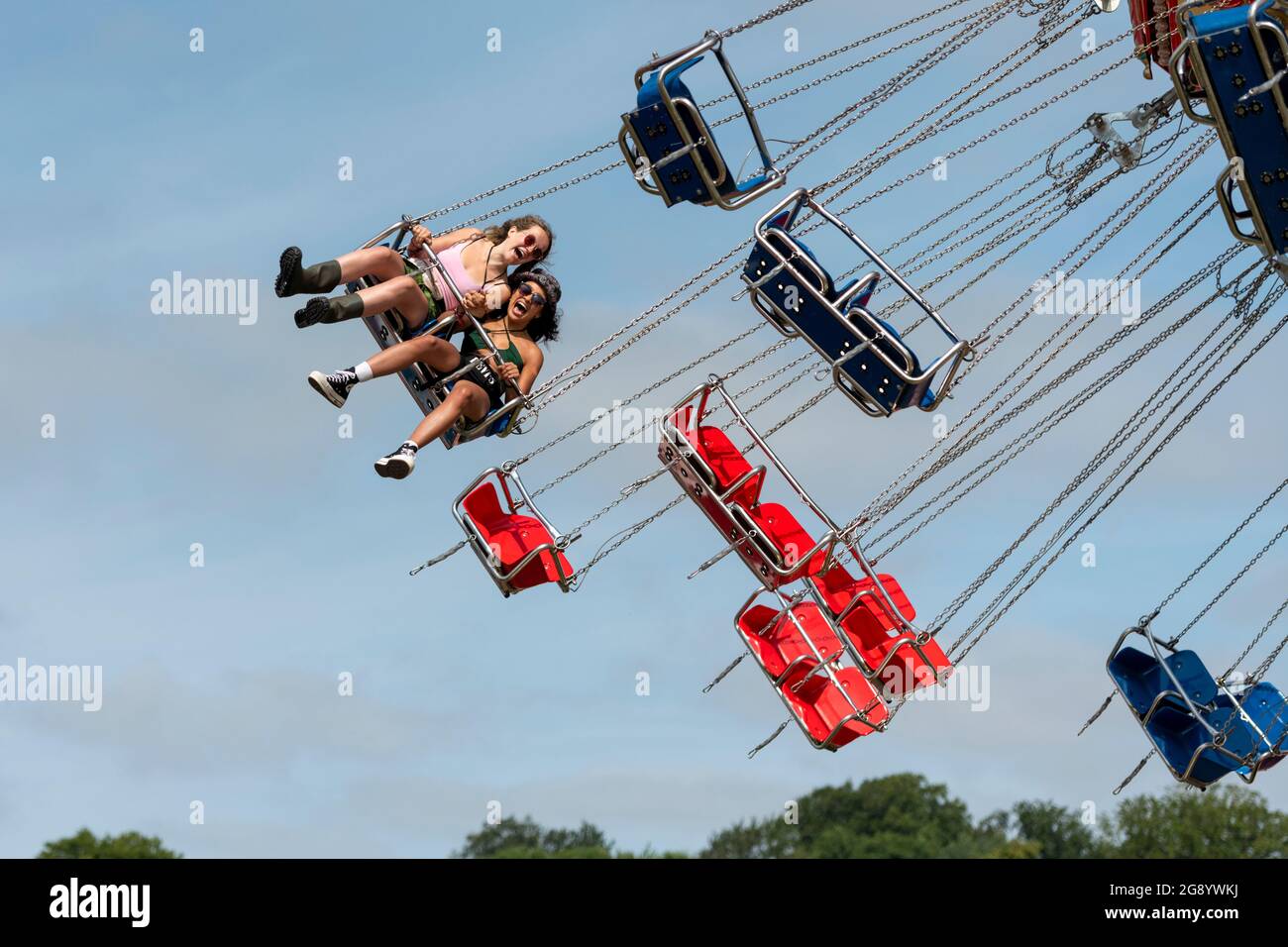 Standon, Hertfordshire, Regno Unito. 23 luglio 2021. La gente apprezza il festival musicale Standon Calling che si svolge questo fine settimana. Si tratta di uno dei primi festival che si tengono dopo il rilassamento delle restrizioni Covid nel Regno Unito e i partecipanti hanno dovuto sostenere un test di flusso laterale verificato e registrato video come condizione di ingresso. Credit: Julian Eales/Alamy Live News Foto Stock Standon, Hertfordshire, Regno Unito. 23 luglio 2021. La gente apprezza il festival musicale Standon Calling che si svolge questo fine settimana. Si tratta di uno dei primi festival che si tengono dopo il rilassamento delle restrizioni Covid nel Regno Unito e i partecipanti hanno dovuto sostenere un test di flusso laterale verificato e registrato video come condizione di ingresso. Credit: Julian Eales/Alamy Live News Foto Stock