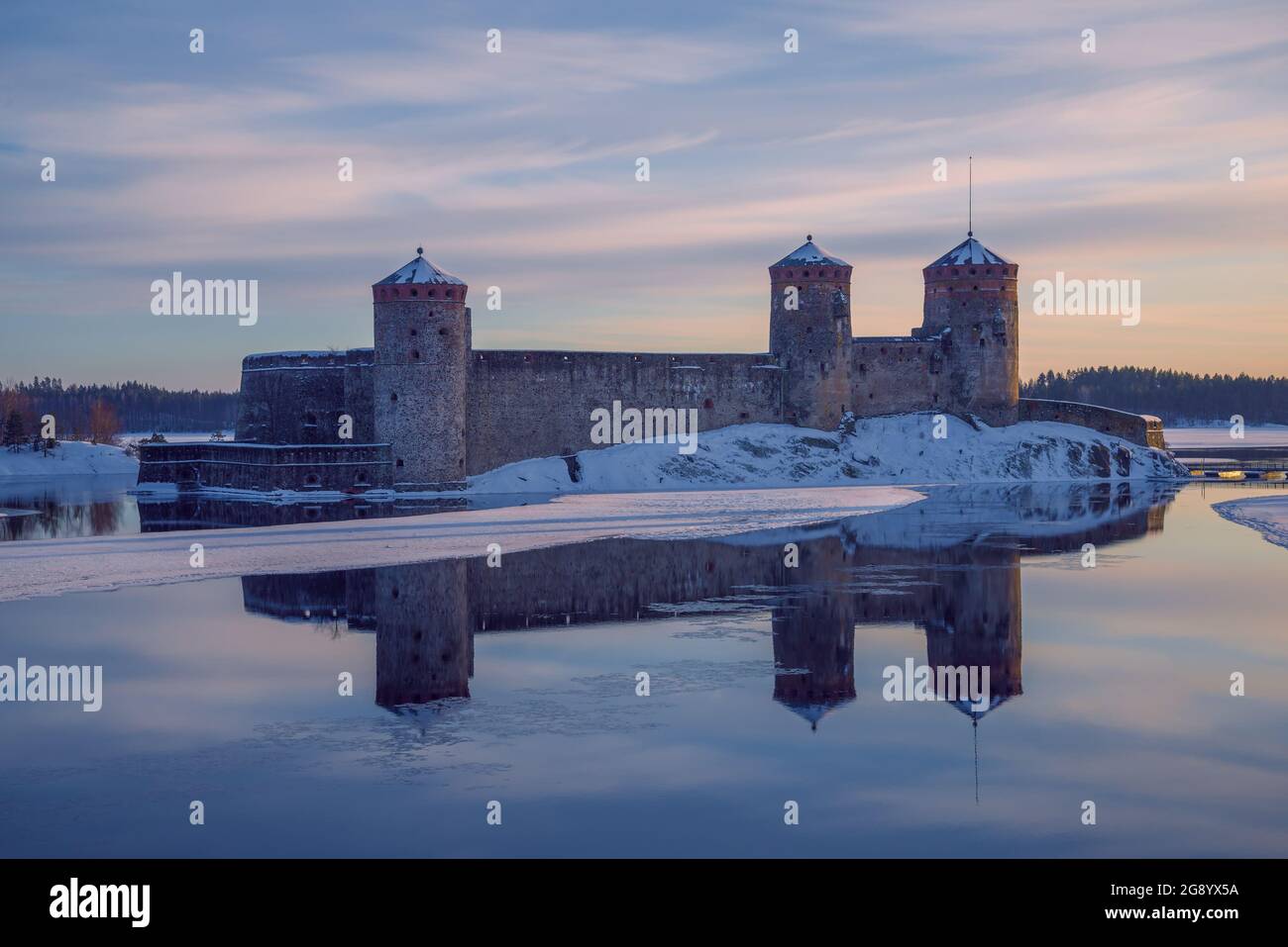 Antica fortezza Olavinlinna (Olafsborg) in marzo sera. Finlandia, Savonlinna Foto Stock