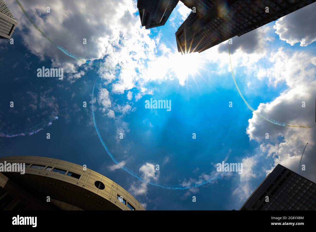 Tokyo, Giappone. 23 luglio 2021. Blue Impulse, un team acrobatico della forza di autodifesa aerea giapponese, esegue uno spettacolo aereo su Tokyo. Festeggia l'apertura dei Giochi Olimpici di Tokyo 2020, il 23 luglio 2021 a Tokyo, Giappone. (Foto di Kazuki Oishi/Sipa USA) Credit: Sipa USA/Alamy Live News Foto Stock