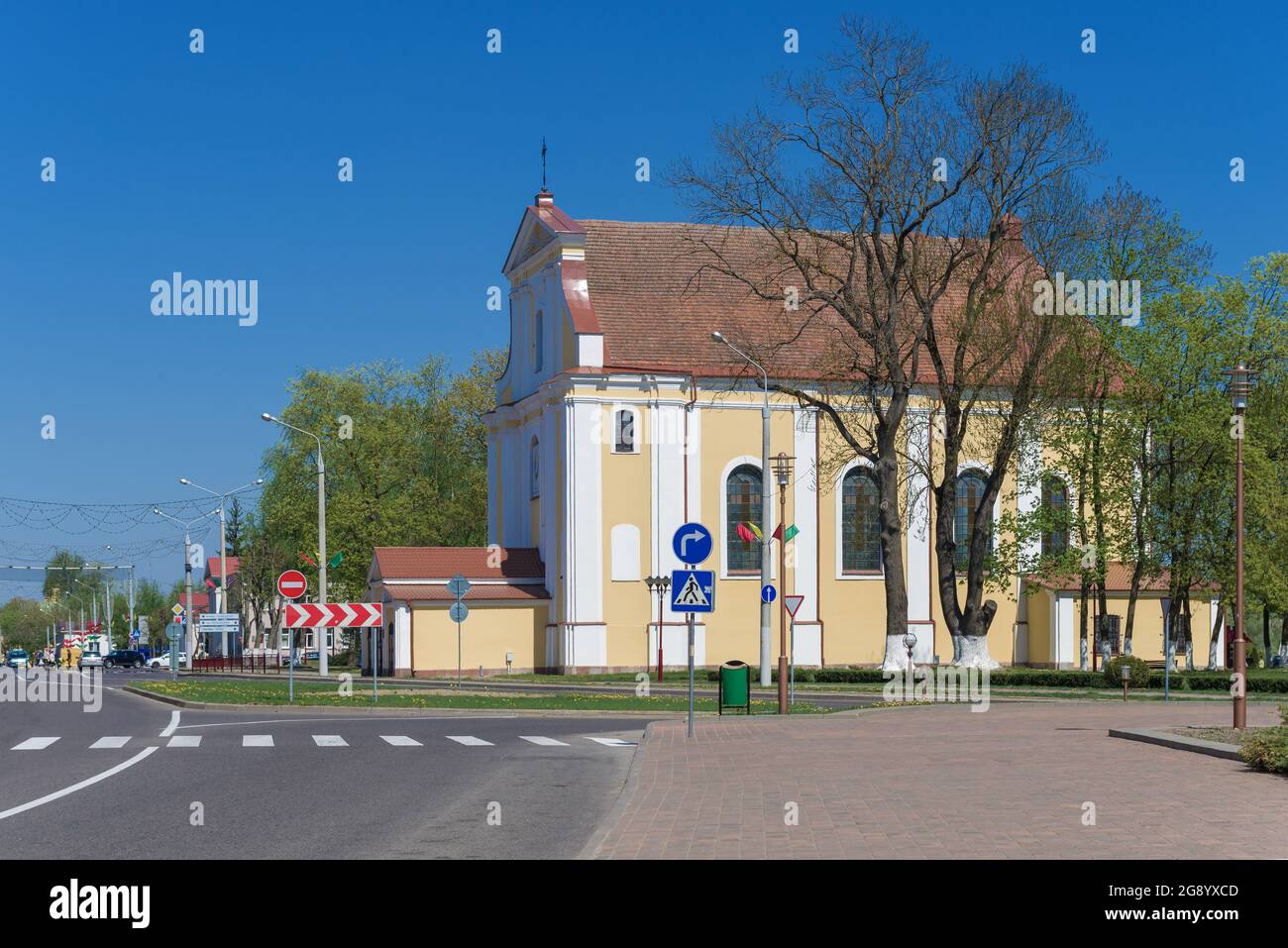 Vista della Chiesa dell'Esaltazione della Santa Croce in un giorno soleggiato di aprile. Lida, Bielorussia Foto Stock