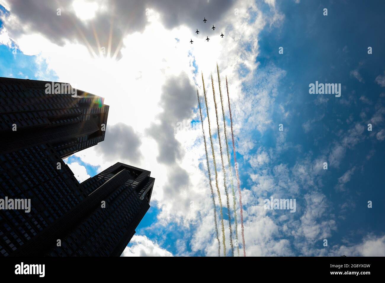 Tokyo, Giappone. 23 luglio 2021. Blue Impulse, un team acrobatico della forza di autodifesa aerea giapponese, esegue uno spettacolo aereo su Tokyo. Festeggia l'apertura dei Giochi Olimpici di Tokyo 2020, il 23 luglio 2021 a Tokyo, Giappone. (Foto di Kazuki Oishi/Sipa USA) Credit: Sipa USA/Alamy Live News Foto Stock