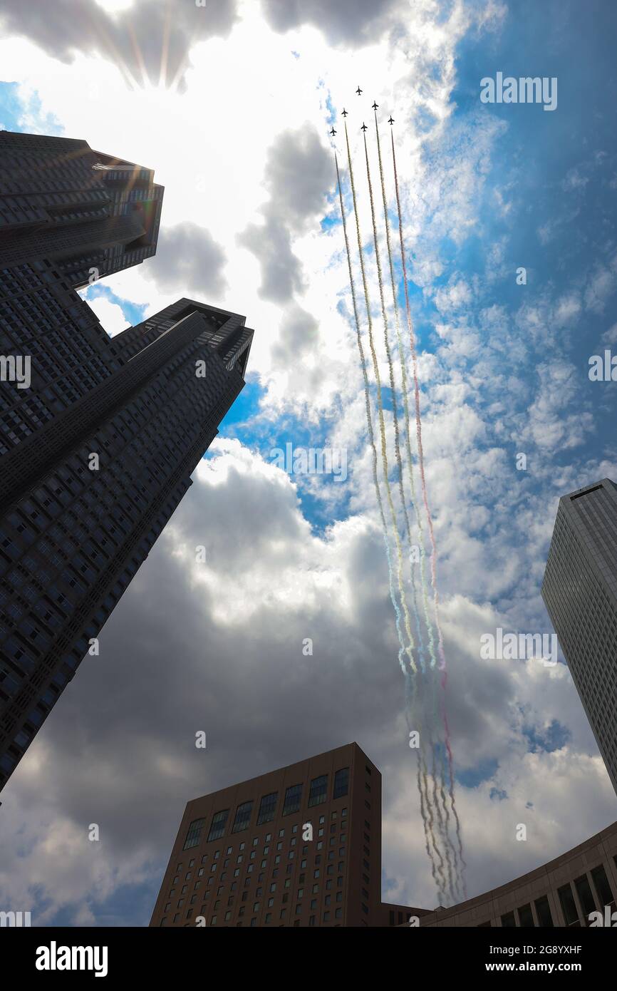 Tokyo, Giappone. 23 luglio 2021. Blue Impulse, un team acrobatico della forza di autodifesa aerea giapponese, esegue uno spettacolo aereo su Tokyo. Festeggia l'apertura dei Giochi Olimpici di Tokyo 2020, il 23 luglio 2021 a Tokyo, Giappone. (Foto di Kazuki Oishi/Sipa USA) Credit: Sipa USA/Alamy Live News Foto Stock
