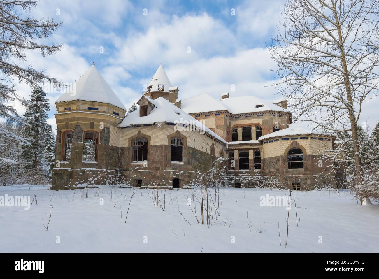 Il vecchio edificio abbandonato della tenuta Eliseyev (1912) a Belogorka il pomeriggio di febbraio. Regione di Leningrad. Russia Foto Stock