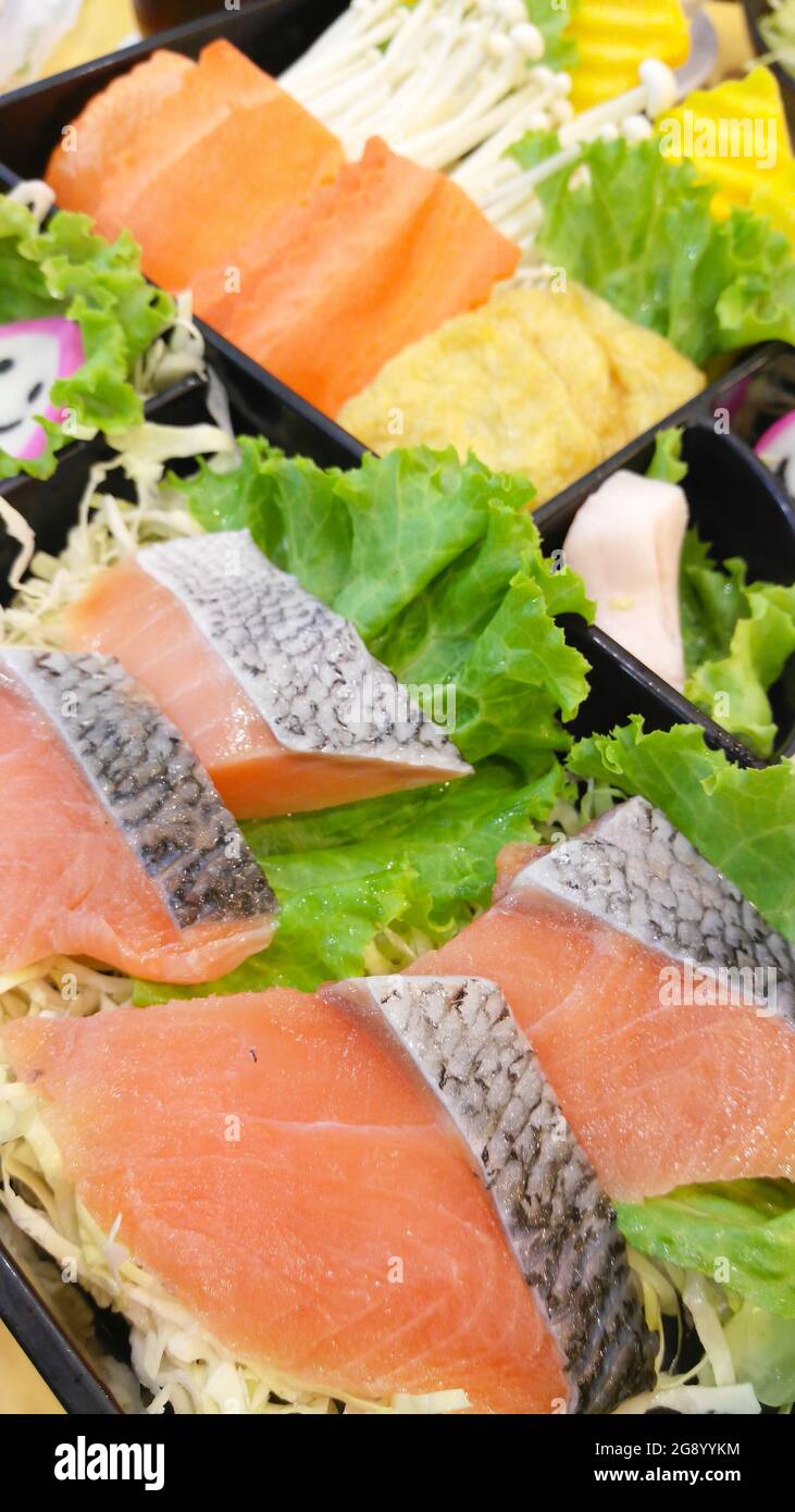 Set di pesce fresco e verdure miste Foto Stock