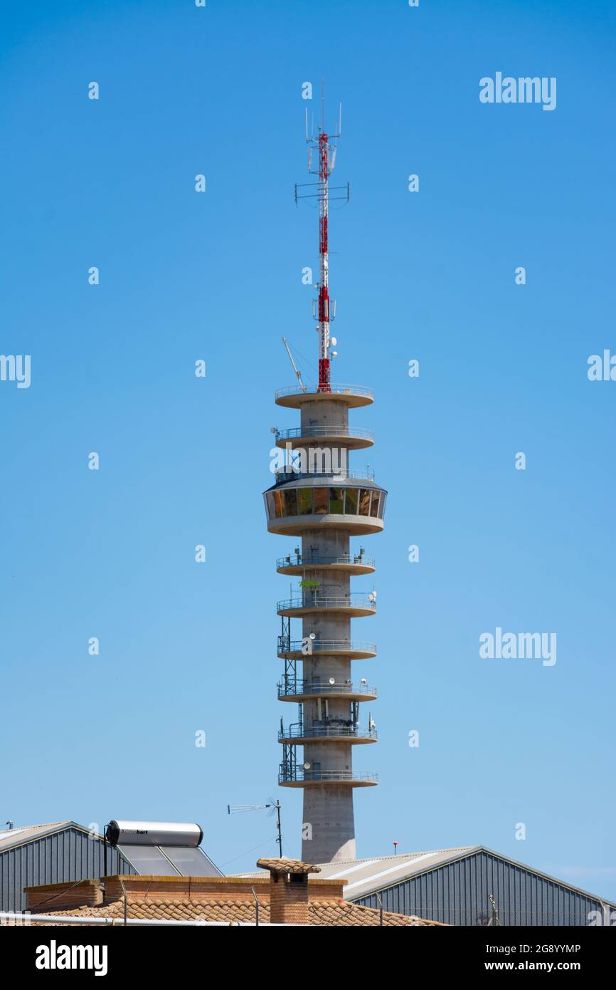 Torre di comunicazione con antenne paraboliche e radio Foto Stock