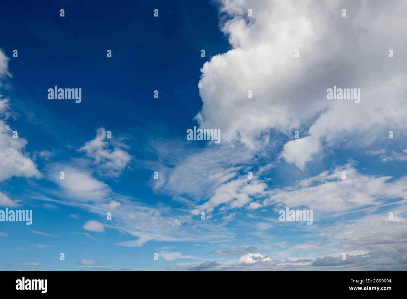 Un cielo blu con nuvole bianche Foto Stock
