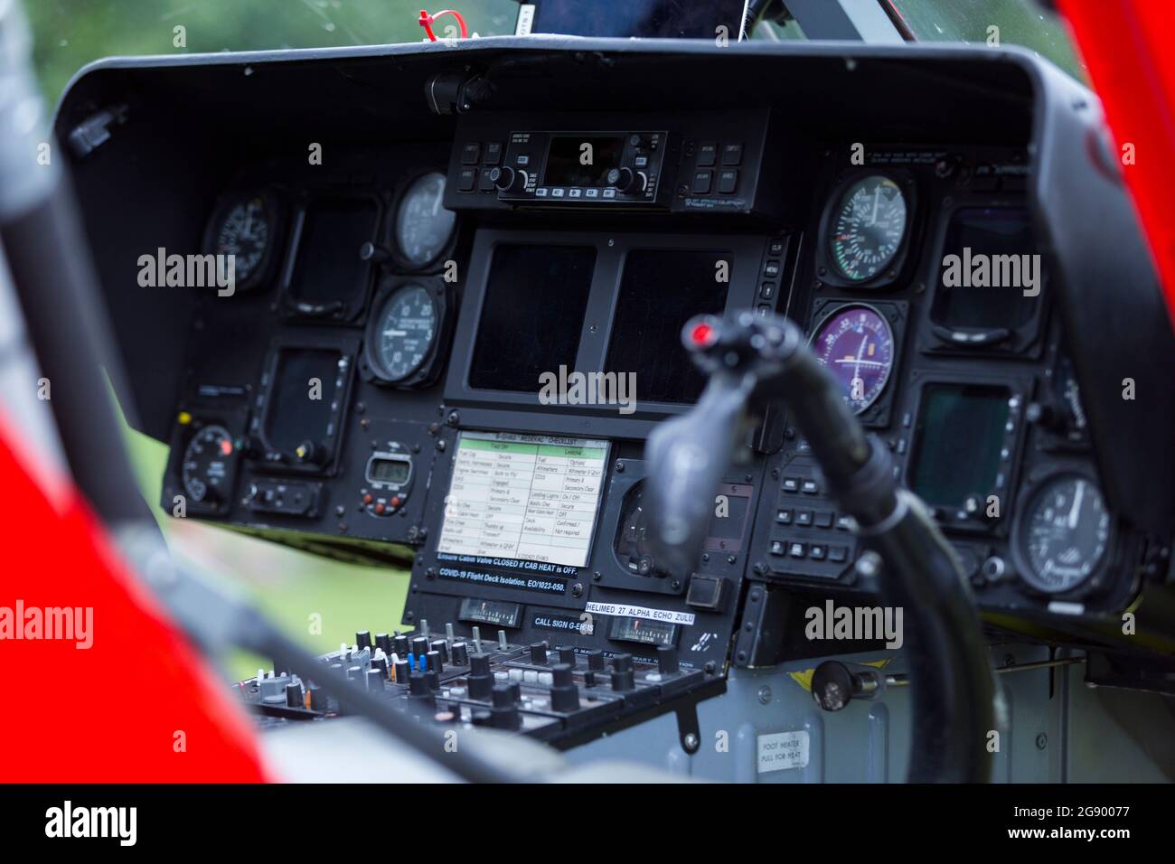 L'elicottero London Air Ambulance attende Twickenham Green, uno spazio aperto, mentre l'équipe medica assiste a un incidente/incidente nel centro della città. (127 Foto Stock