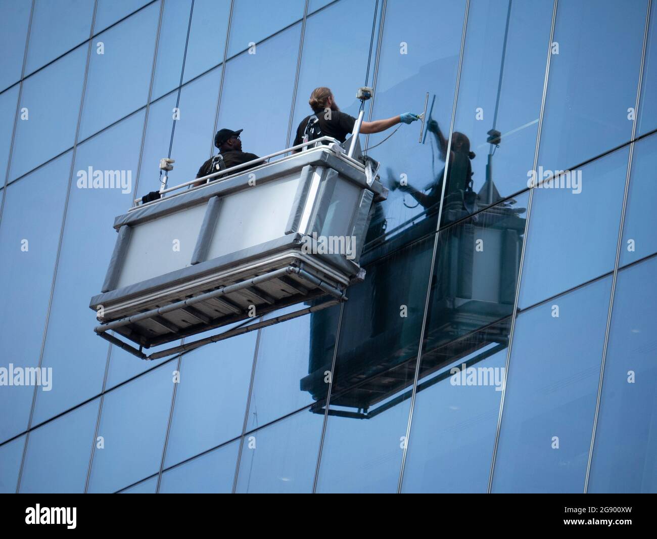 Pulizia finestre ufficio nel centro di Londra Foto Stock