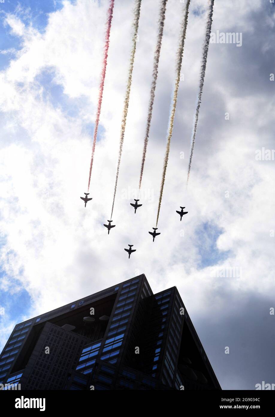 Tokyo, Giappone. 23 luglio 2021. Il team di aeronautica della forza di autodifesa aerea giapponese Blue Impulse sorvola l'edificio governativo di Tokyo venerdì, giorno della cerimonia di apertura dei giochi olimpici. (Credit Image: © Ramiro Agustin Vargas Tabares/ZUMA Press Wire) Foto Stock