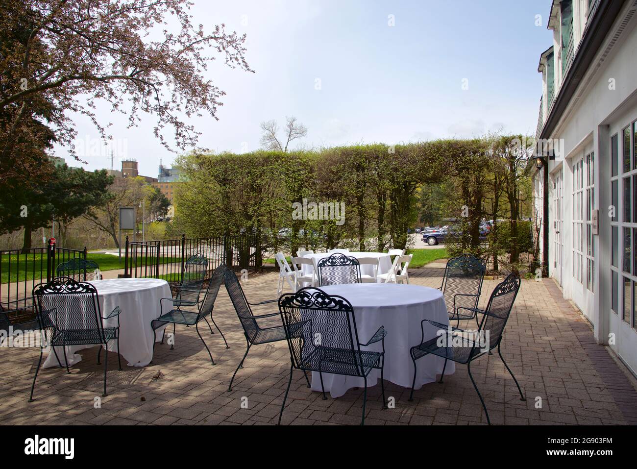 Il ristorante all'aperto è aperto in autunno Foto Stock