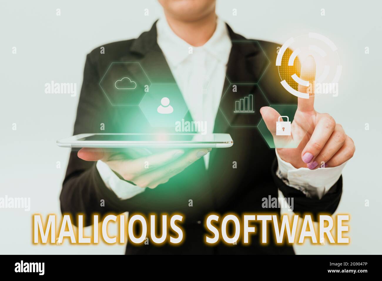 Titolo concettuale Software dannoso. Business vetrina il software che porta danni a un sistema di computer Donna in tuta Holding Tablet puntamento Foto Stock
