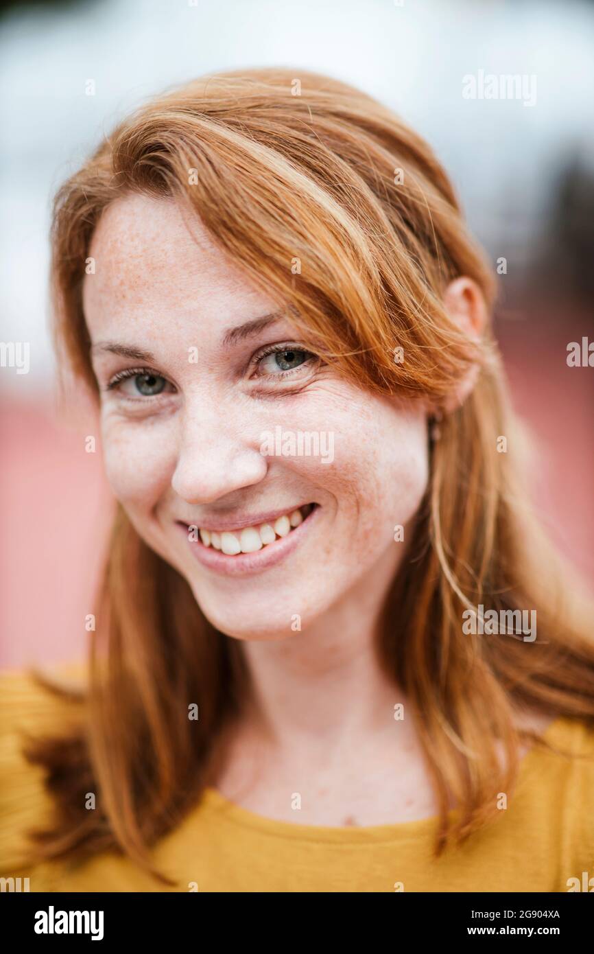 Donna rossa sorridente con greckles Foto Stock
