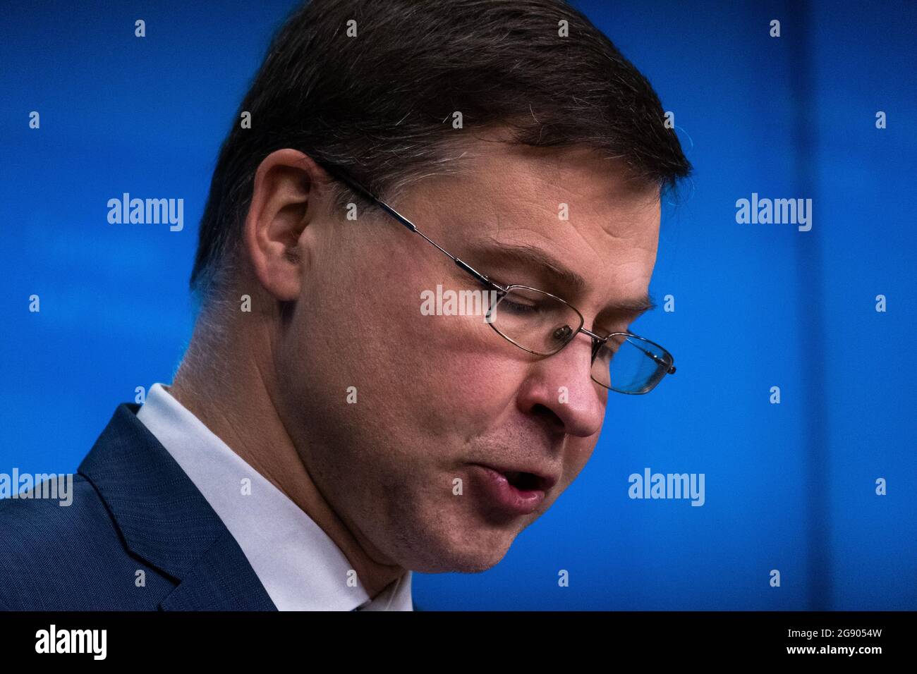 Vadis Dombrovskis, vicepresidente esecutivo dell'Unione europea alla videoconferenza informale dei ministri degli Affari esteri e interni al Consiglio europeo sugli aspetti esterni della politica migratoria dell'Unione europea, nel quadro del nuovo patto sulla migrazione e l'asilo. Bruxelles, Belgio. Foto Stock