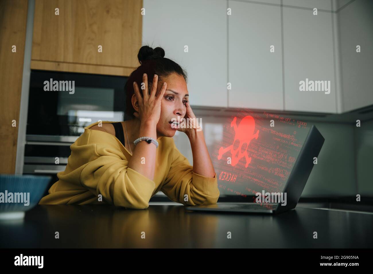Donna con la testa in mano guardando il laptop icona pericolo Foto Stock