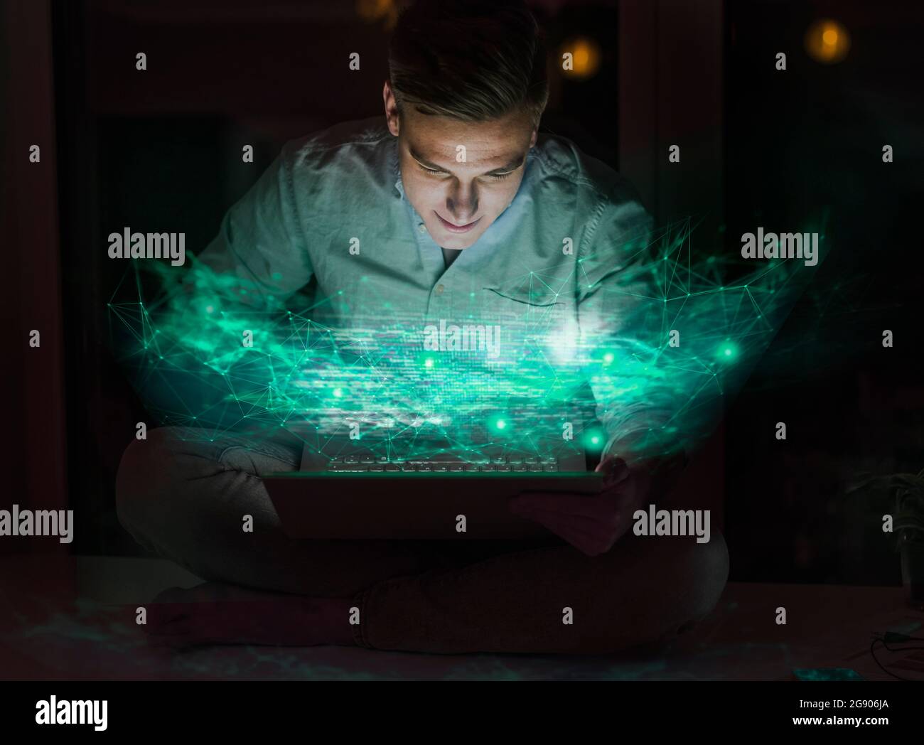 Professionista maschile che utilizza un laptop con grafica per computer Foto Stock