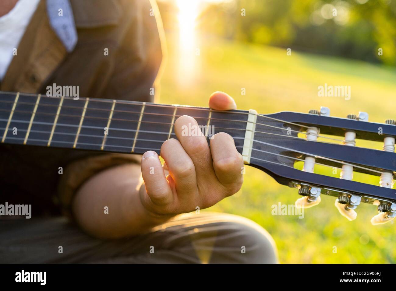 Suonare il parco della chitarra immagini e fotografie stock ad alta risoluzione Alamy