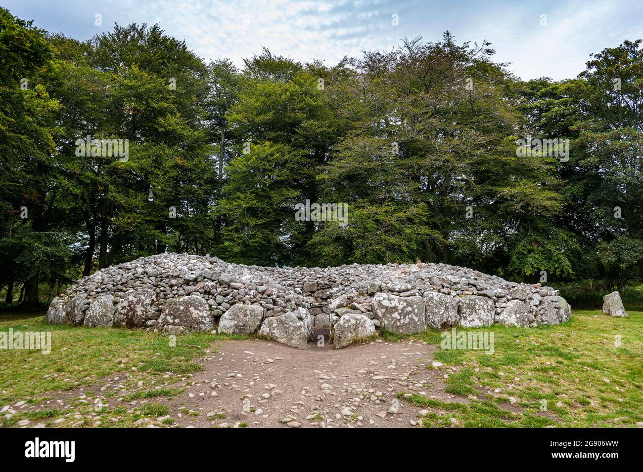 Regno Unito, Scozia, Inverness, Clava con alberi dietro Foto Stock